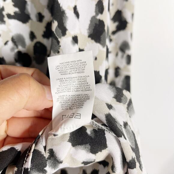 Cabi Medium White Black Gray Rosette Blouse Long Sleeve Print V Neck Wrap #5898 - Picture 10 of 10